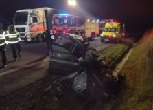 Osobní vůz srážka s kamionem doslova zmuchlala, jeho řidič utrpěl fatální zranění