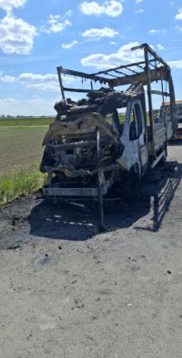 Řidič a jeho děti slyšeli za jízdy ránu, poté se snížil výkon motoru. Pak dodávku začal polykat oheň