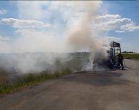 Řidič a jeho děti slyšeli za jízdy ránu, poté se snížil výkon motoru. Pak dodávku začal polykat oheň