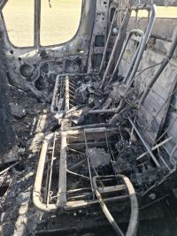 Řidič a jeho děti slyšeli za jízdy ránu, poté se snížil výkon motoru. Pak dodávku začal polykat oheň
