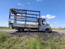 Řidič a jeho děti slyšeli za jízdy ránu, poté se snížil výkon motoru. Pak dodávku začal polykat oheň