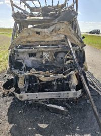 Řidič a jeho děti slyšeli za jízdy ránu, poté se snížil výkon motoru. Pak dodávku začal polykat oheň