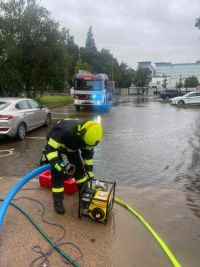 Už je to tu, hasiči v Pardubicích řeší první případ velké vody