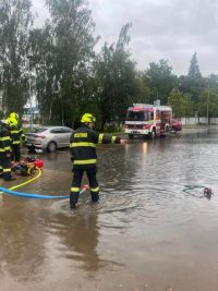 Už je to tu, hasiči v Pardubicích řeší první případ velké vody