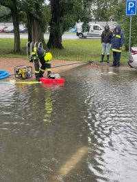 Už je to tu, hasiči v Pardubicích řeší první případ velké vody