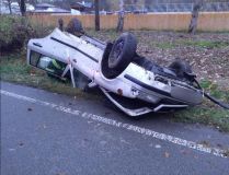 Foto: Auto skončilo mimo vozovku na střeše. Zraněnému řidiči se podařilo ze zmáčknutého auta vylézt