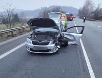 Střet kamionu s osobním autem se zraněním uzavřel ve středu odpoledne silnici I/35 u Linhartic