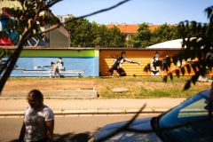 Studenti umělecké školy se pustili do tvorby velkoformátového murálu na zdi TJ Sokol v Pardubicích