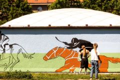 Studenti umělecké školy se pustili do tvorby velkoformátového murálu na zdi TJ Sokol v Pardubicích
