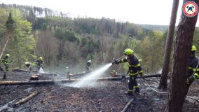Likvidace požáru lesa v prudkém svahu u obce Brdo byla pro hasiče náročná, museli si poradit bez techniky