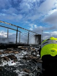 Kamion vezoucí slisované kartony uložené na paletách zachvátil požár. Z přívěsu toho mnoho nezbylo