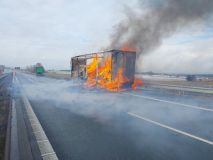 Kamion vezoucí slisované kartony uložené na paletách zachvátil požár. Z přívěsu toho mnoho nezbylo