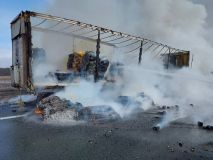 Kamion vezoucí slisované kartony uložené na paletách zachvátil požár. Z přívěsu toho mnoho nezbylo