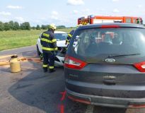 Tři vážné nehody během pondělí: Několik zraněných osob včetně dítěte, zasahoval vrtulník i posttraumatický tým