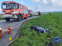 V Obci Chrast došlo ke srážce motocyklu, cyklisty a automobilu. Řidička motocyklu utrpěla zranění