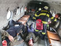 Obrazem: Na letišti v Pardubicích spadl cvičně vrtulník s devíti pasažéry
