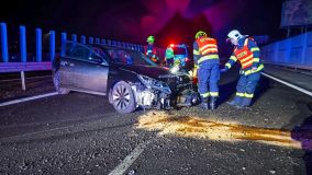 Strážníci vyjeli k nahlášeným kusům svodidel na silnici, našli opilce ve vraku vozu