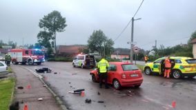 Řidič skútru nepřežil srážku s osobním vozem v Prachovicích. Řidič auta skončil v nemocnici