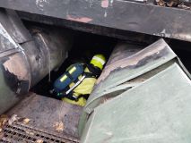 Nebezpečná situace pro hasiče, museli kvůli požáru kolektorů pod zem