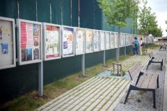 Obrazem: Vývěsní skříňky u bývalého stacionáře a nad jídelnou Perla v Ústí nad Orlicí byly přesunuty na nové místo
