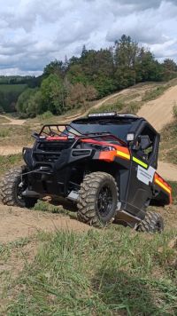 Hasiči zkoušeli v náročném terénu čtyřkolky Polaris. Získaly i cenné rady od účastníka Rallye Dakar Michala Valtra