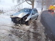 Auto narazilo do stromu, další skončilo převrácené v potoce, třetí zastavila svodidla