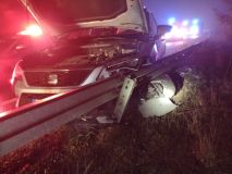 Auto narazilo do stromu, další skončilo převrácené v potoce, třetí zastavila svodidla