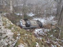 Auto narazilo do stromu, další skončilo převrácené v potoce, třetí zastavila svodidla