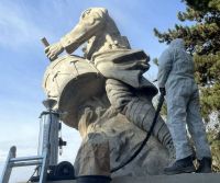 Bubnující legionář a další sochy ve městě budou zase jako nové