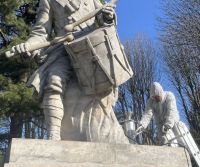 Bubnující legionář a další sochy ve městě budou zase jako nové