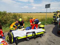 Hrozivě vypadající nehody zaměstnaly záchranáře. Dodávka skončila ve stromě, osobní automobil na střeše