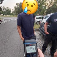 Dívka si nenechala obtěžování opilého cizince líbit, vyťala mu pořádný políček
