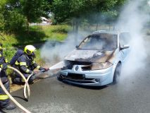 Oheň vzplál pod kapotou osobního auta v Pardubicích