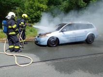 Oheň vzplál pod kapotou osobního auta v Pardubicích