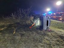 Auto narazilo do stromu, osoba uvnitř zaklíněná. Záchranu posádce přivolal automaticky mobil