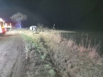 Auto narazilo do stromu, osoba uvnitř zaklíněná. Záchranu posádce přivolal automaticky mobil