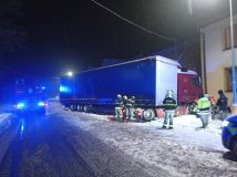 Osm dopravních nehod jen během noci. Dvě osoby se zranily