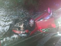 Dvě auta na střeše, vůz uvízlý ve sněhu, čelní střet dvou vozidel, a tři zranění, od včerejšího večera