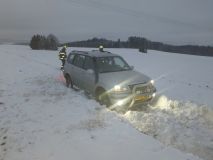 Dvě auta na střeše, vůz uvízlý ve sněhu, čelní střet dvou vozidel, a tři zranění, od včerejšího večera
