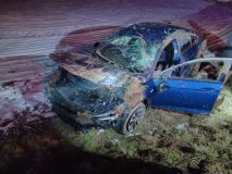 Dvě auta na střeše, vůz uvízlý ve sněhu, čelní střet dvou vozidel, a tři zranění, od včerejšího večera