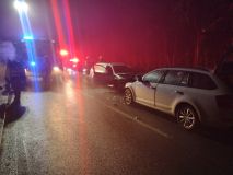 Dvě auta na střeše, vůz uvízlý ve sněhu, čelní střet dvou vozidel, a tři zranění, od včerejšího večera