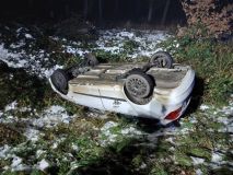 Dvě auta na střeše, vůz uvízlý ve sněhu, čelní střet dvou vozidel, a tři zranění, od včerejšího večera