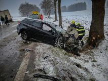 Po střetu osobního auta s nákladním u obce Oldřiš skončily oba vozy mimo silnici, došlo ke zranění osob