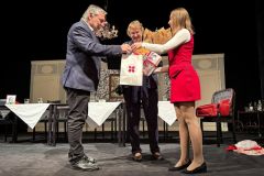 Přišla do divadla na představení, čekal na ní ředitel s kyticí a dárky