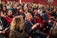 Přišla do divadla na představení, čekal na ní ředitel s kyticí a dárky