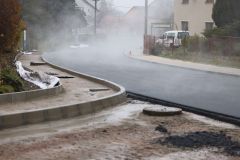 Po několika měsících stavebních prací se na silnici v Mikulovicích vrací běžný provoz