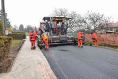 Po několika měsících stavebních prací se na silnici v Mikulovicích vrací běžný provoz