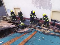 Kvůli požáru pergoly bylo nutné rozebrat i část střechy přilehlého domu, ve Vysokém Mýtě zasahovali hasiči ve Sport Centru