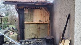 Kvůli požáru pergoly bylo nutné rozebrat i část střechy přilehlého domu, ve Vysokém Mýtě zasahovali hasiči ve Sport Centru