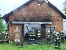 Jedenáct jednotek hasičů likvidovalo požár stodoly ve Skuhrově. Došlo k úhynu drobného domácího zvířectva